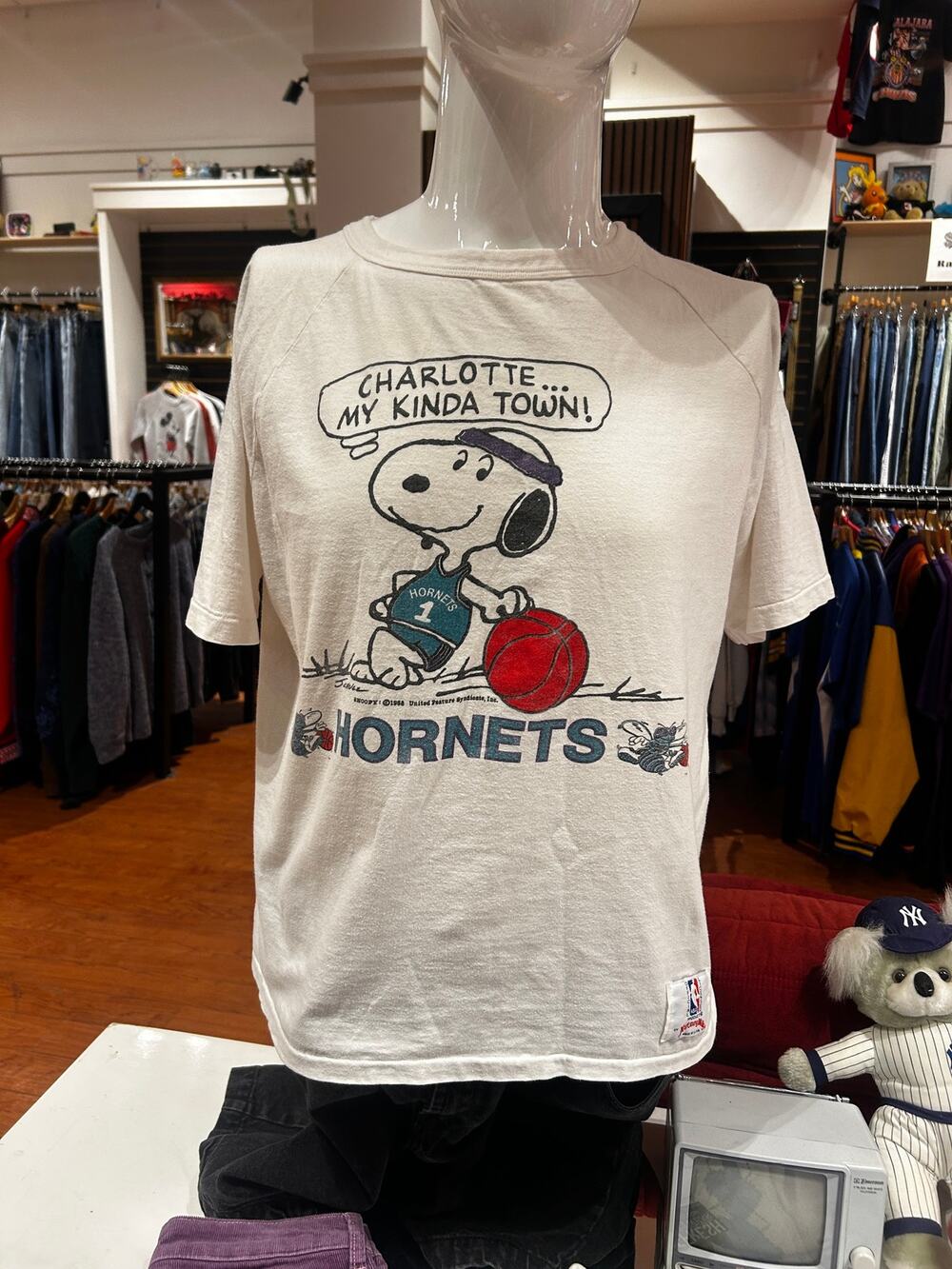 90s NBA Snoopy "Charlotte My Kinda Town!" Charlotte Hornets Shirt Size Large
